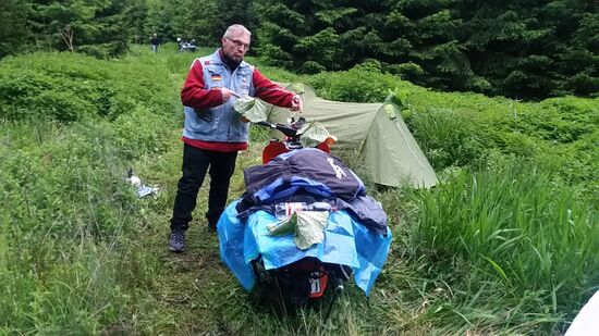 Auch das Moped will getarnt werden. Müllhaufen-Look leicht überwachsen
