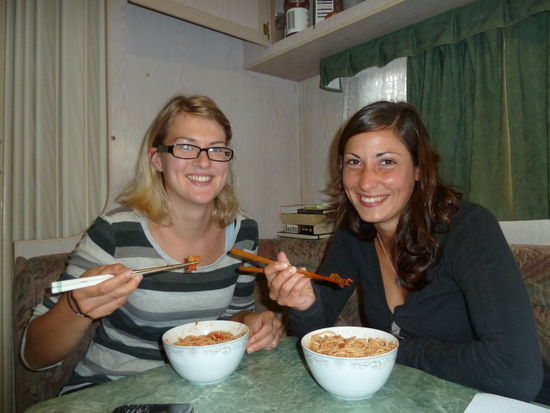 erste Staebchenessversuche  inzwischen sind wir halbe Profis und haben sogar unsere eigenen Staebchen aus Taiwan - wir sind soooooo stolz.... 