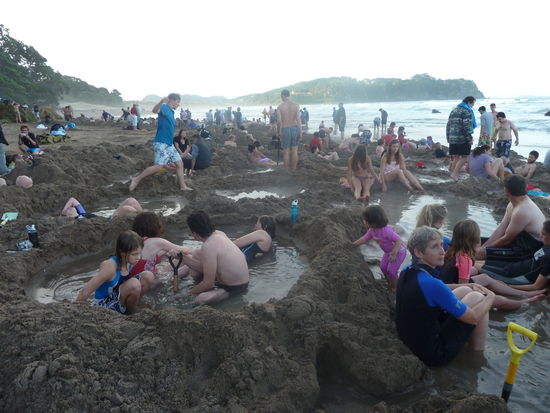 Hier hat sich jeder sein eigenes Loch gegraben und hatte somit einen kleinen Spa-Pool  Da Hochsaison ist, gings recht zu 