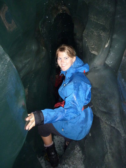 Agnes in einer Eishoehle - da war es ganz schoen dunkel und unheimlich