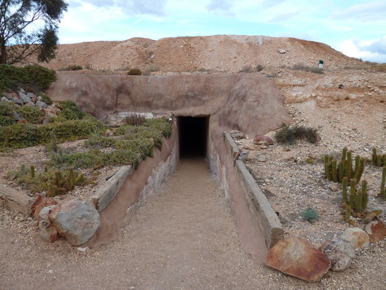 Eingang zum Underground Camp 