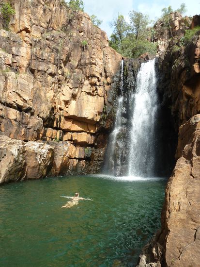 Agnes wagt sich an den Wasserfall 