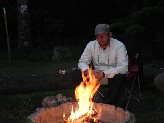 Im Gegensatz zu Norwegen sind in Schweden auch während der Sommermonate Lagerfeuer erlaubt, sofern rotgelbe Flaggen dieses nicht wegen Trockenheit ausdrücklich untersagen