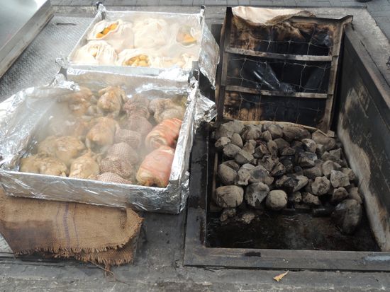 Hangi - Maori Essen gekocht in Erdöfen mit Hilfe der geothermischen Kräfte