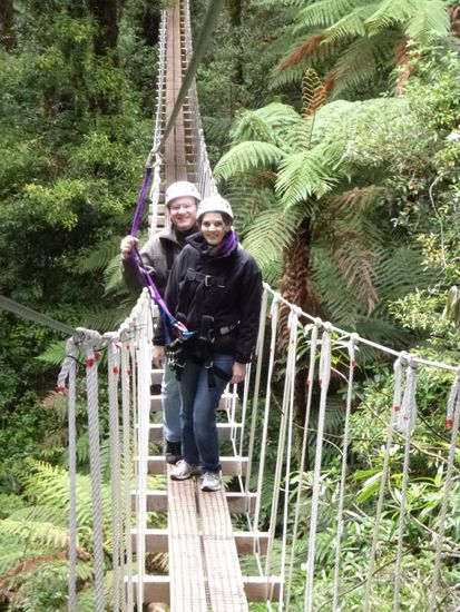 Auf der Hochseil-Hängebrücke.