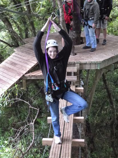 Eine Yoga-Figur hoch oben in den Baumwipfeln ...