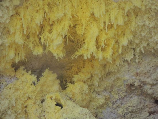 ... und ein kleines Detail davon! Es ist die Ausströmöffnung aus dem Erdinneren.