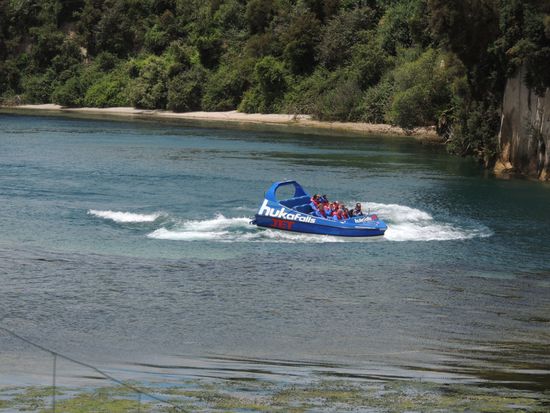 JetBoot am Waikato River am Weg zu den Huka-Wasserfällen