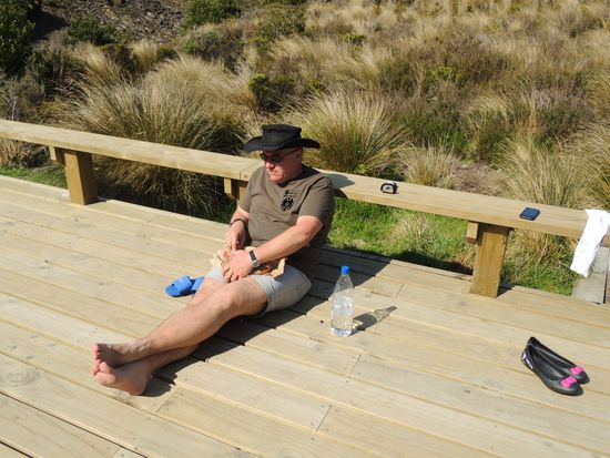 Verdiente Ruhe nach der ersten Etappe.
Natürlich sind auch Evas Hello Kitty Crocs (Dank an Claudia ) unverzichtbar mit dabei.