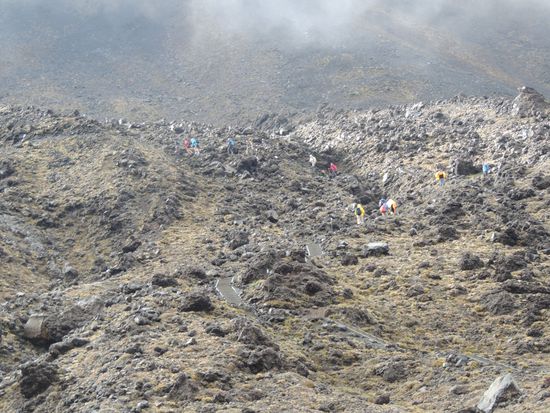 Devil's Stairways: Stiegen, Stiegen, Stiegen. Bitte beachtet die (kleinen!) Menschen in der (großen) Steilwand.