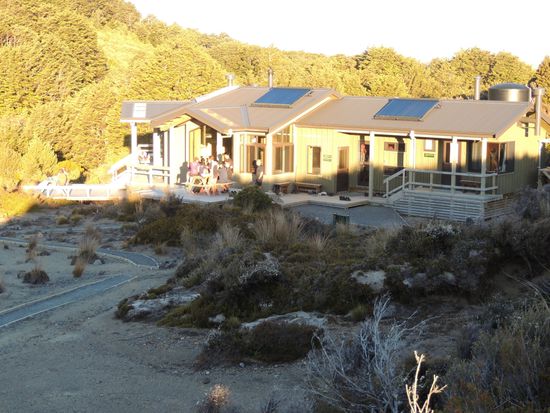 Das Ende der zweiten Etappe - Waihohonu Hut  im Sonnenuntergang.