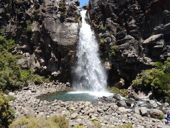 Der Taranaki Wasserfall mit einem kleinen Suchbildrätsel: Wer findet Michael ???