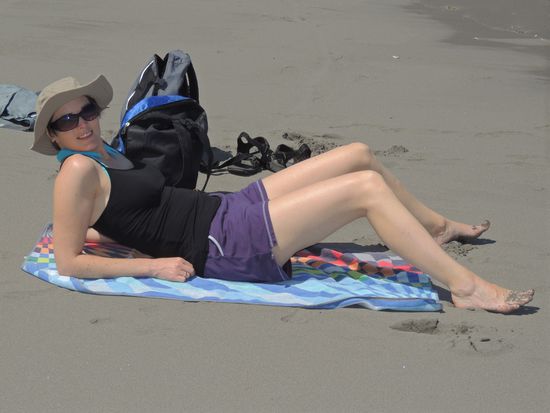 "On the hot beach" oder  "Hot on the beach"