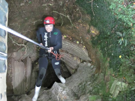 Einstieg in die Höhle, es geht am Seil senkrecht in die Erde