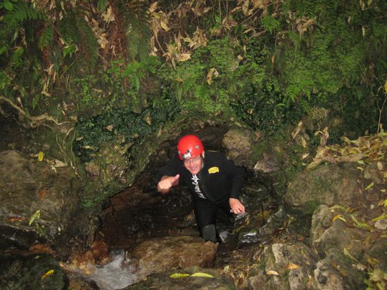 Aufstieg aus der Höhle senkrecht nach oben, beide Wasserfälle erfolgreich überwunden 