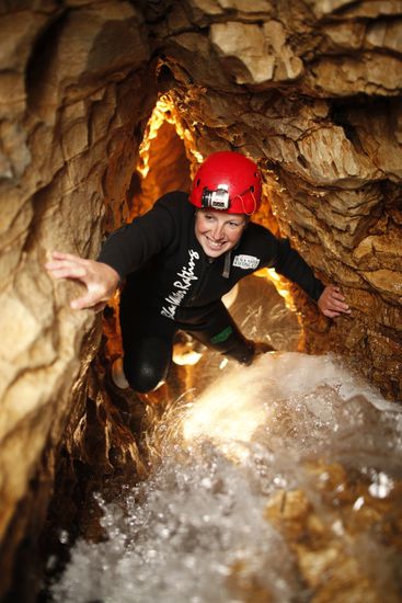 Aufstieg, kletternd durch den 1. Wasserfall