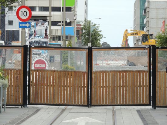 Hier fuhr früher die Strassenbahn, heute patroullieren Securities.