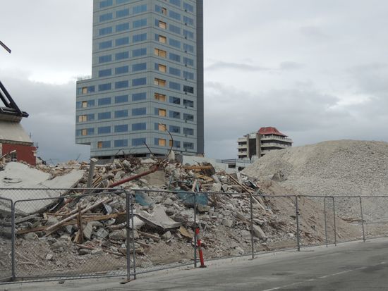 Schuttmassen prägen das "Stadt"-Bild, aber ...