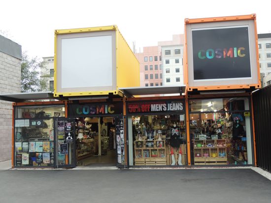 ... die BewohnerInnen von christchurch lassen sich nicht unterkriegen. sie bauen Container-Geschäfte, selbst Banken inkl Bankomat und Kaffeehäuser sind in Baucontainern interimistisch untergebracht.