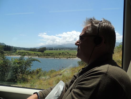 Bald wirds jedoch wieder flacher und wir können das Meer schon fast riechen. Im Zug gibts über ein Audio-System interessante Informationen zur Strecke und dem Land.