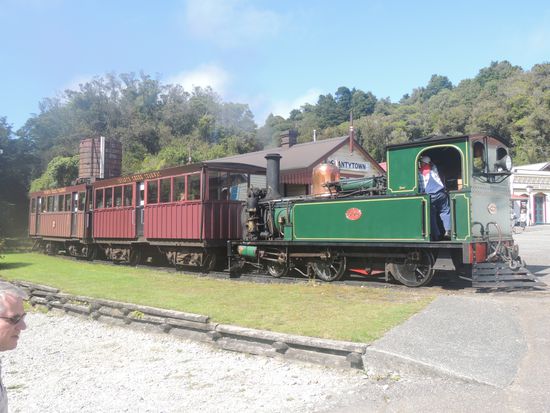 Mit der alten Dampflok fuhren wir ca. 1 km Richtung Goldmine zum Schürfen.