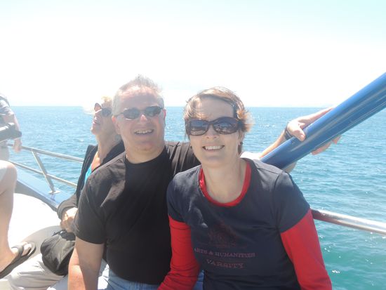 Freudestrahlend gehts zurück zum Hafen. "The best watch of this day", wie einer der Crew-Mitglieder gesagt hat, geht leider zu Ende. Am Meer draußen hatte es bis 1m hohe Wellen, es ist gut nach ca. 2,5 Stunden wieder festes Land unter den Füßen zu haben.