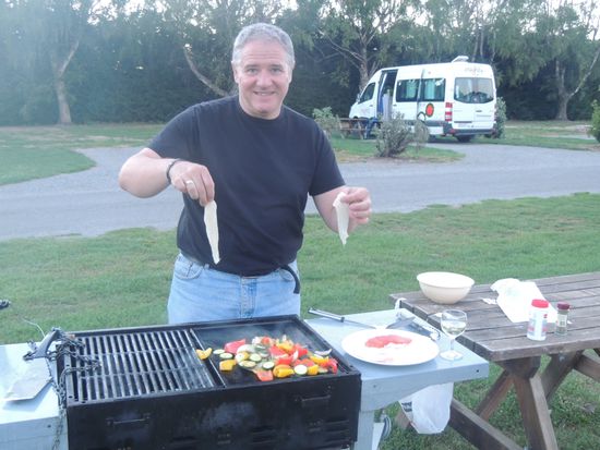 Unser wohlverdientes Abendessen nach einem sehr aufregenden Tag. Michael grillt unsere Fische und das Gemüse am Campingplatz-eigenen Gasgriller. Im Hintergrund steht unser "Zuhause".