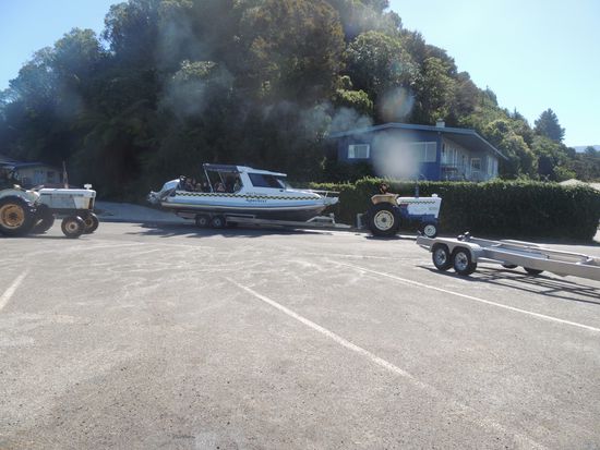 Das vollbemannte Boot auf dem Weg zum Wasser.