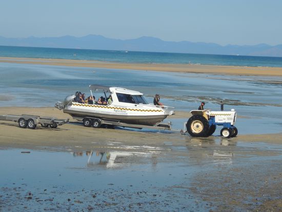 Der Traktor zieht das Boot am Anhänger bis zum 1m tiefen Wasser, wendet und koppelt das Boot rückwerts vom Anhänger ab. Das Boot gleitet ins Wasser, kann den Motor hinunterlassen und startet mit 225 PS los.