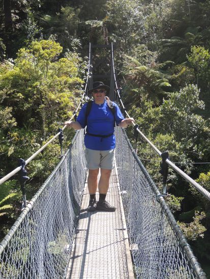 "... nüberrucken über'd Hängebruck'n ..."  (für Kenner des Augustin).
Michael auf der Hängebrücke über den Falls River.