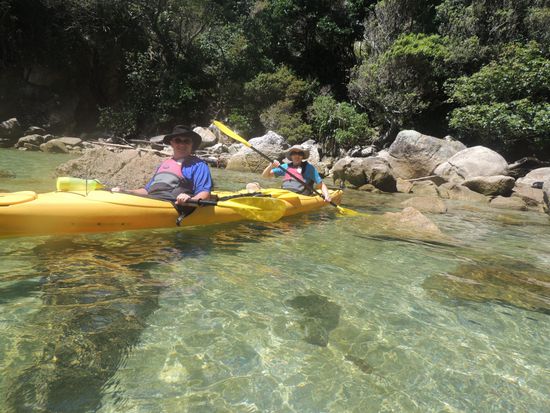 In den See-Kayaks fühlen wir uns wohl und sicher. Sie haben nur ganz minimalen Tiefgang, wir können daher ganz nah ans Ufer oder über unterwasserliegende Felsen gleiten 