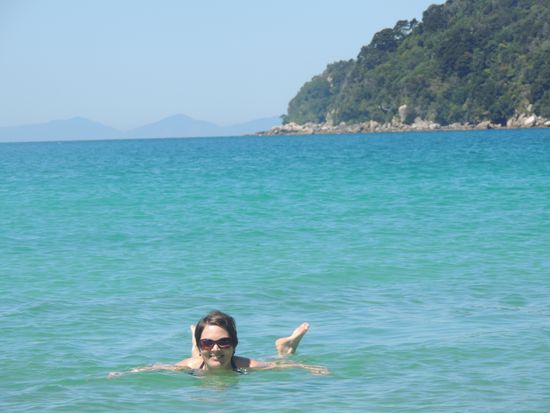 Nach der Tour erfrischen wir uns beim Schwimmen in der Tasman See. Das Wasser hat so viel Salz, dass  man sogar am Bauch liegend mit den Füßen draußen getragen wird . Im Hintergrund sieht man Tonga Island.