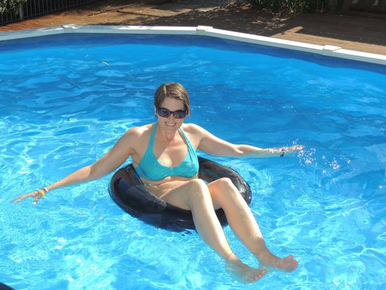 Wieder zurück am Campingplatz genießen wir die abendlichen Sonnenstunden am/im Pool.
