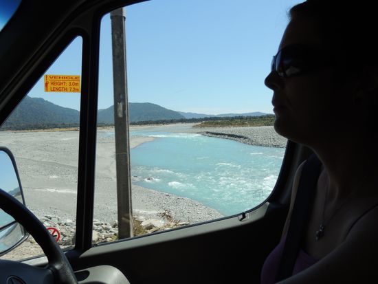 Die wilde Westküste und deren Flüsse, die enorme Schottermassen aus den Bergen in Strandnähe bringen.