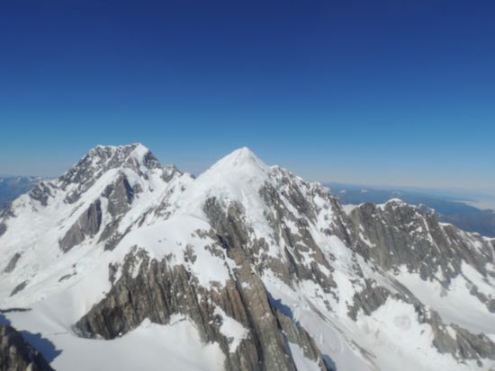 Mount Cook (oder auf Maori: Aoraki für "der, der die Wolken durchbohrt"), 3.755m (links), und der schneebedeckte Spitz des Mount Tasman, 3.498m (rechts).