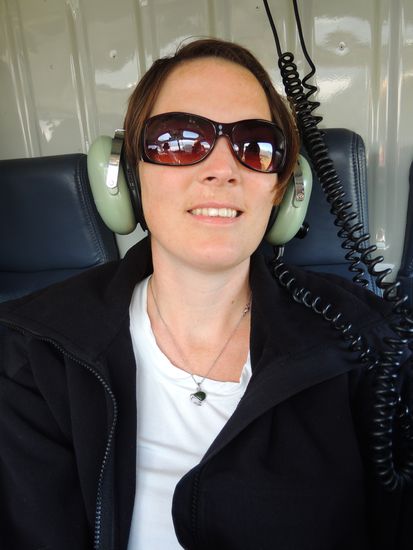 Eva fühlt sich sichtlich wohl bei ihrem ersten Hubschrauberflug. Bis auf etwas Thermik am Grat ist es ein sehr ruhiger und wunderschöner Flug.
