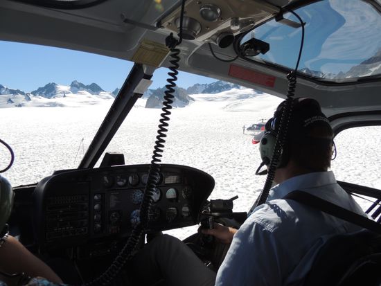 Landeanflug auf das Nährbecken des Fox Gletschers, es geht tatsächlich hinaus ins "ewige Eis"