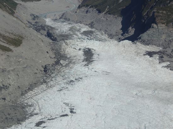 Direkt aus dem Gletscher (oben am Bild) fließt der Fluß Richtung Tal.