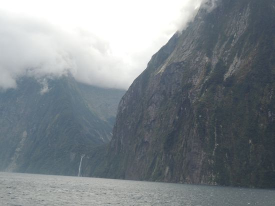 Und so sehen die Bowen Falls eingebettet im Milford Sound aus. Die Berge rundherum sind alle mehr als 1.500m hoch - und im Fjord selbst geht es unmittelbar vom "Ufer" weg mehrere hundert Meter in die Tiefe!
