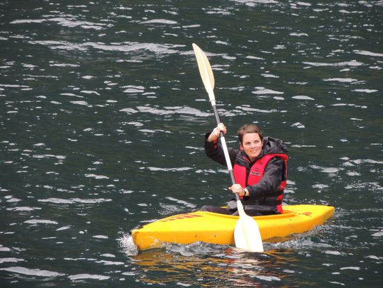 Kayaking war unsere Wasseraktivität am Nachmittag, es gab viele Vögel in den Steilwänden zu bewundern. Die Pinguine und Seelöwen (fur seals) blieben allerdings (noch) in ihren Verstecken.