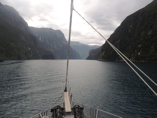 Milford Sound in seiner ganzen Breite und Höhe ...