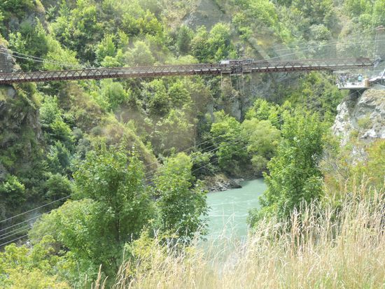 Kawarau Bridge - die Wiege des Bungee Jumping. 1988 wurde hier der erste offizielle Bungy Jump von 38 Personen (und unser Guide im Milford Sound war einer davon!) gemacht. Es geht 43m in die Tiefe und man kann sich aussuchen, ob man oberhalb, an der Oberfläche oder im Kawarau River umdrehen will . Hier gibt es auch die einzige Möglichkeit in Queenstown für einen Tandem Bungy Sprung.
Nur zur Klarstellung: WIR SIND NICHT GESPRUNGEN .