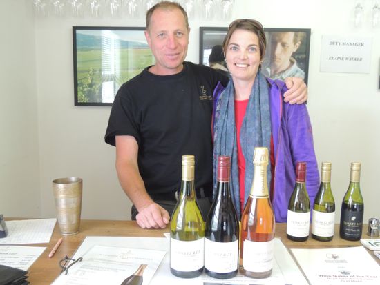 Rudi Bauer und seine Frau haben uns sehr zuvorkommend aufgenommen. Beim nächsten Besuch bleiben wir sicher länger!Neben vieler Infos vom Weingut (www.quartz-reef.co.nz) konnten wir uns von den ausgezeichneten Produkten (Sekt aus Pinot Nior; Pinot Gris, Pinot Noir) überzeugen und fanden einige Wegbegleiter für die nächsten Tage. Ob eine Flasche wohl bis Wien mitkommt ???