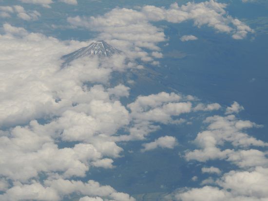 Mount Taranaki, ein einzelner 2.518m hoher Vulkan (Spitzkegel) im Westen der Nordinsel; diesmal nur aus dem Flugzeug, beim nächsten Mal dann aus der Nähe 