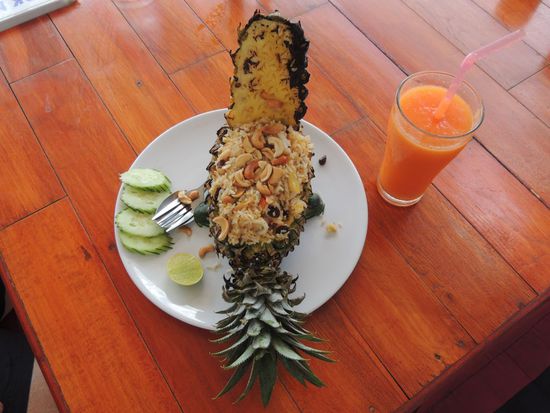 Gebratener Reis mit Meeresfrüchten in der Ananas, dazu Papaya-Saft (frisch gepresst, eh klar ).