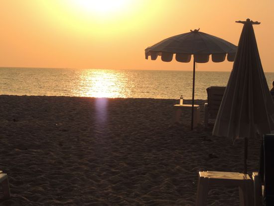 Der erste Sonnenuntergang am Strand in Phuket  - und so sah es dann jeden Abend aus 