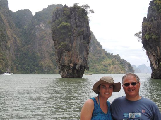 ... James Bond Island (Khao Phing Kan) mit dem berühmten "James Bond Felsen" (Khao Ta-Pu), dem Nadelfelsen aus "Der Mann mit dem Goldenen Colt" mit "007" Roger Moore (1974).