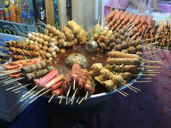 Am Nachtmarkt wird nicht nur geshoppt sondern wir probieren auch lokale Spezialitäten.