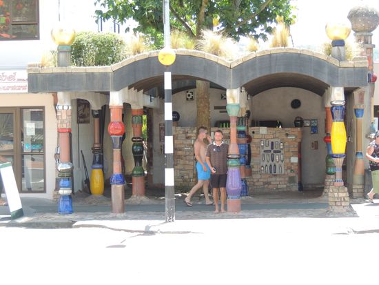 Kawakawa: unschwer zu erkennen, dass Friedensreich Hundertwasser auch hier gewirkt hat. Er ist auch in Neuseeland begraben.