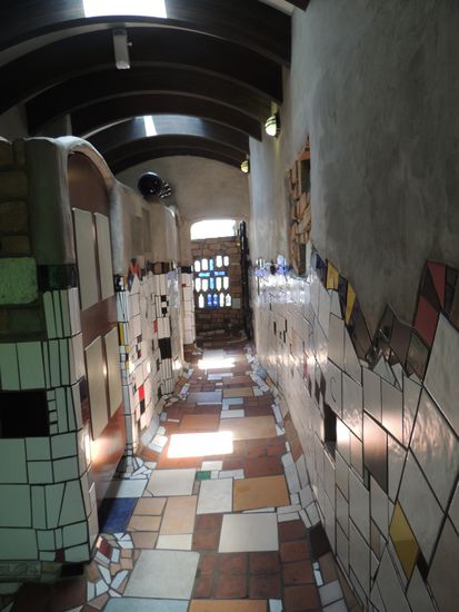 Hunderwasser-WC in der Innenansicht.